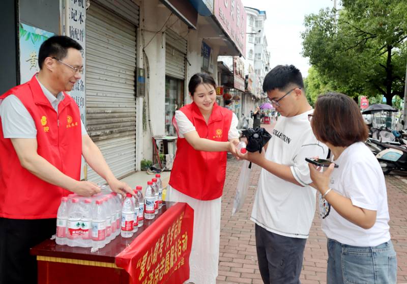 安徽定远县局（营销部）开展“爱心助考”志愿服务活动